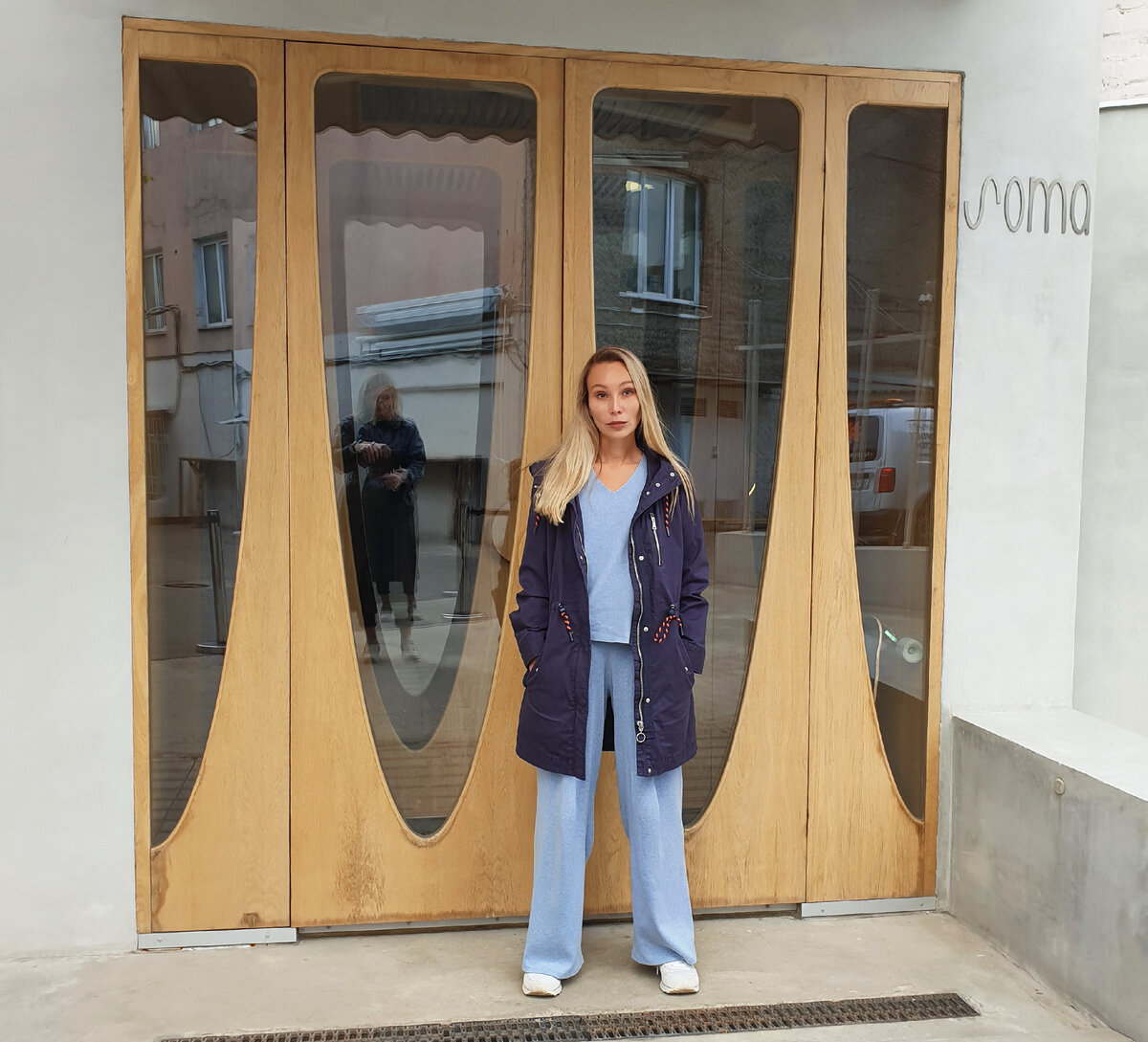 Автор перед дверями в ресторан Soma