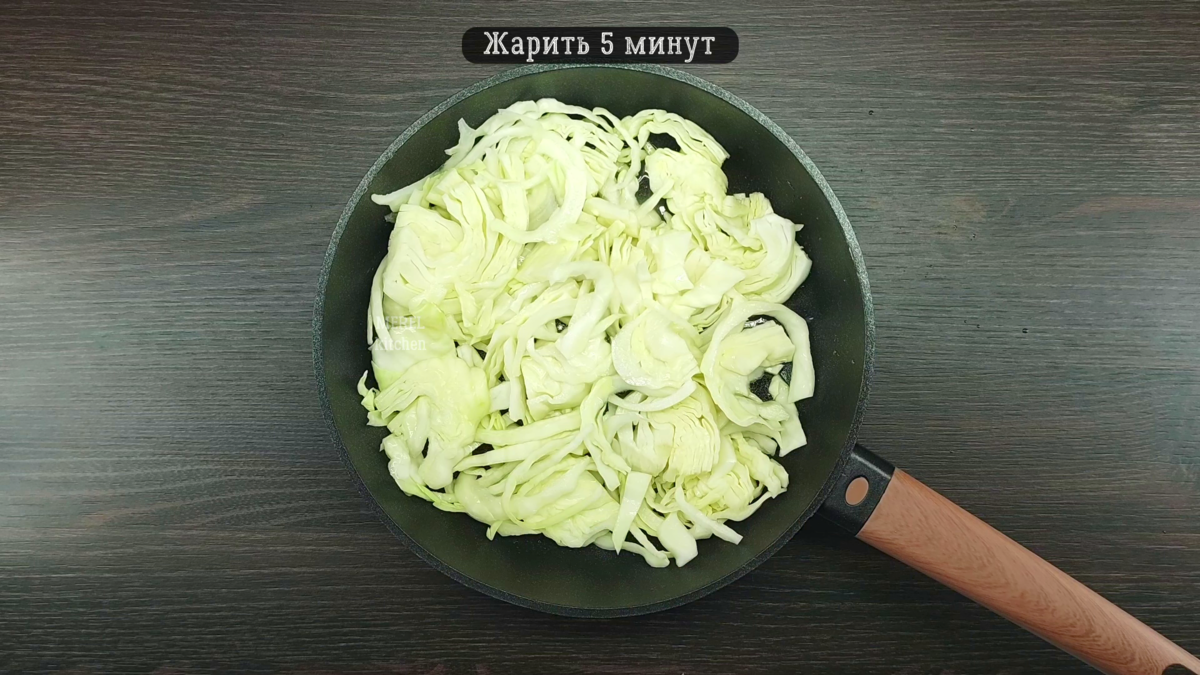 Капуста с яйцом на сковородке