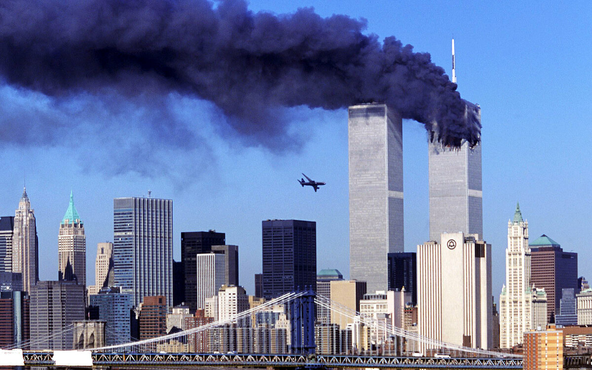 Башни-близнецы Всемирного торгового центра 11 сентября 2001 года. Место крушения рейсов 11 American Airlines и 175 United Airlines