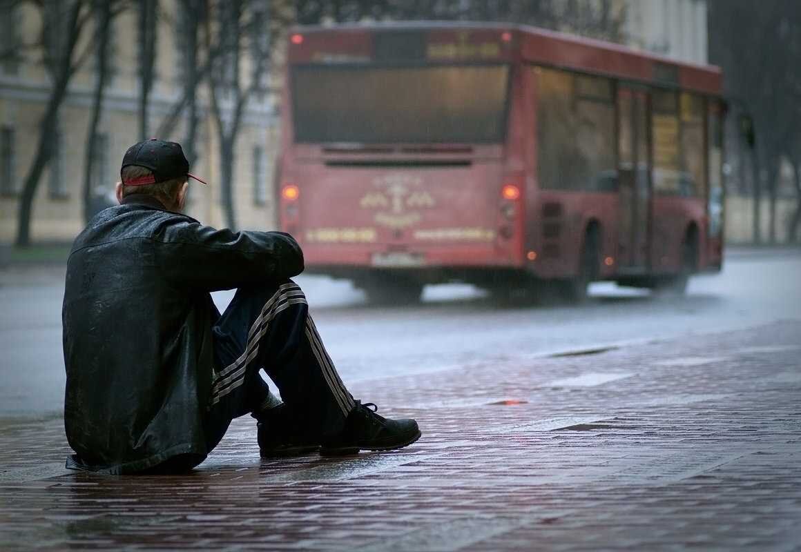 Не остановился и уехал. Парень на остановке. Человек бежит за автобусом. Люди на остановке. Мужчина на автобусной остановке.