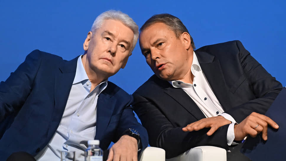 Фото: Александр Казаков / Коммерсантъ📷Сергей Собянин (слева) и Петр Толстой в июне 2023 года