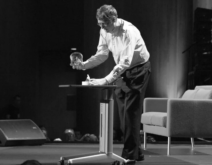 Билл Гейтс, выпускающий москитов на TED-презентации.