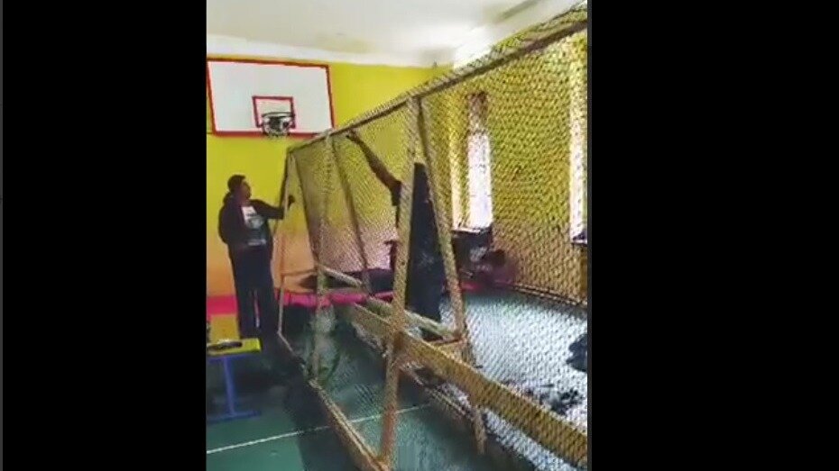     В Приморье местные жители всех возрастов плетут маскировочные сети для нужд СВО. Несколько цехов создано и во Владивостоке.