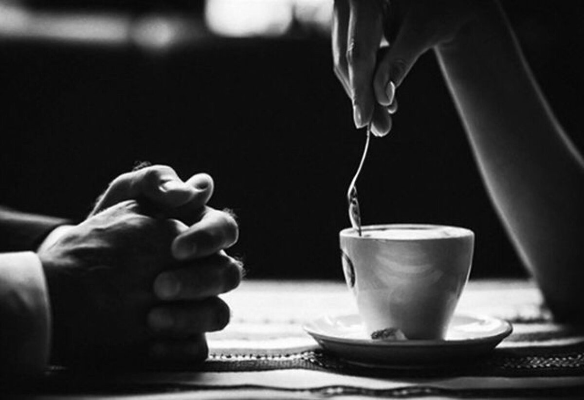 Кофе вдвоем песня. Кофе. Двое пьют кофе. Остывший кофе. Чашка кофе в мужских руках.