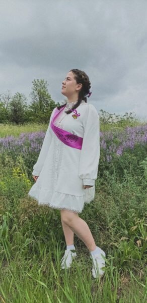 Настя обладает хорошим чувством вкуса и стиля, умеет подобрать одежду.