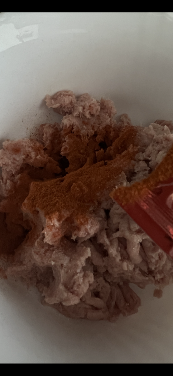 Нарезаем мелкими кубиками овощи, добавляем в фарш 