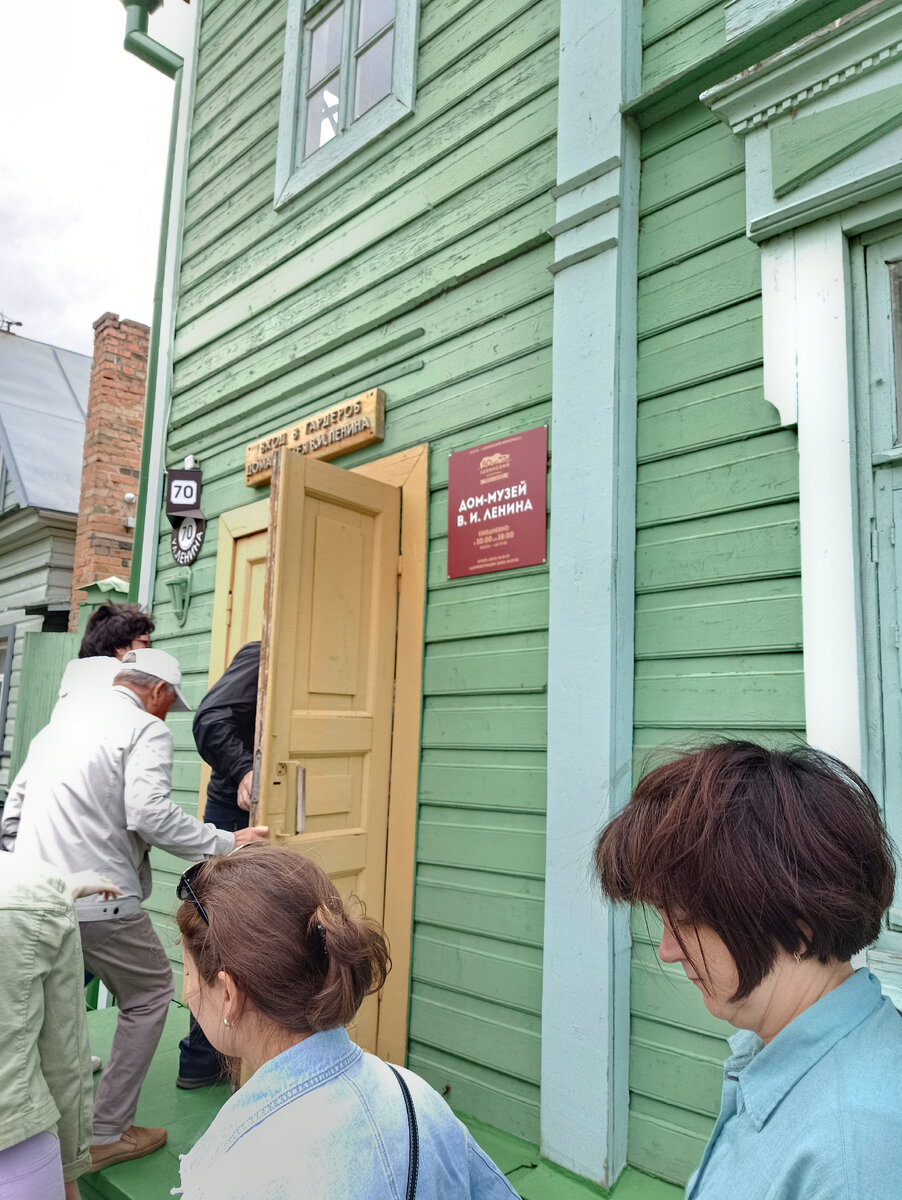 Вход в музей из соседнего здания