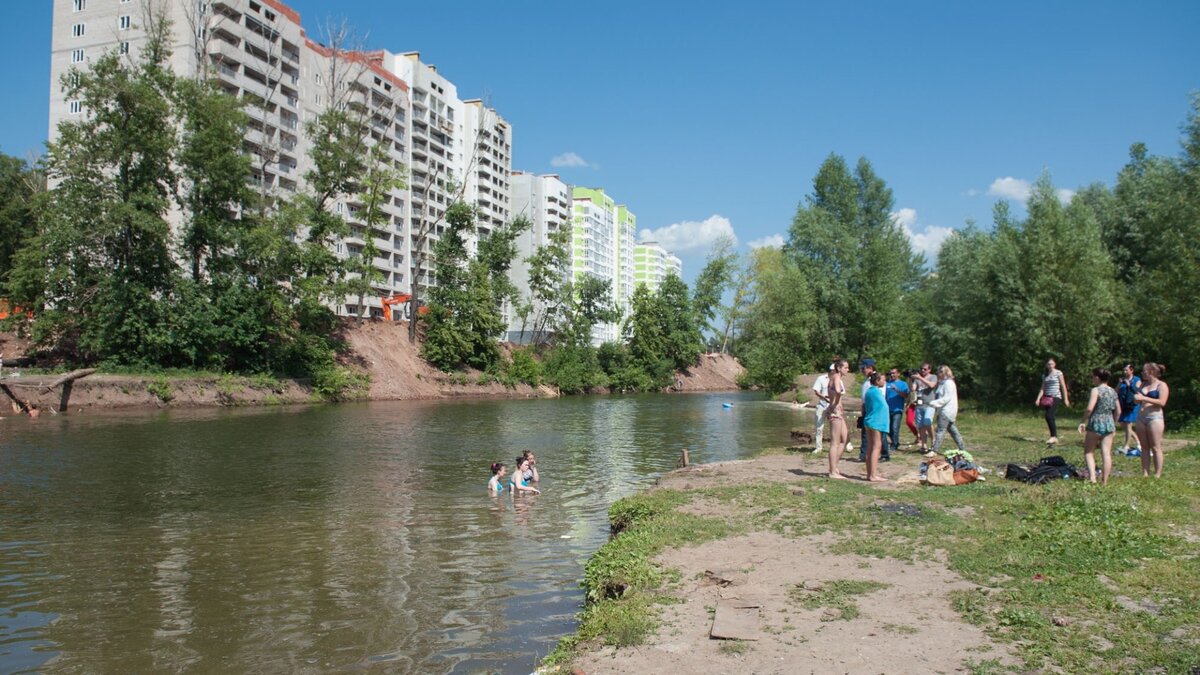     Уфимка Элина С. в соцсетях пожаловалась на шумные компании, которые в вечернее время часто собираются в сквере неподалеку от озера Тёплое. По её словам, подобного рода посиделки на свежем воздухе в большинстве случаев сопровождаются распитием спиртного и песнопениями до поздней ночи.