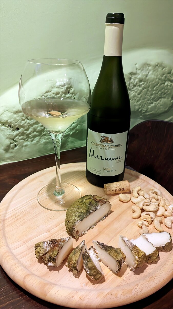 Запивали выдержанный сыр твороженной консистенции с белой плесенью в виноградных листьях, придающие ореховый привкус - отличное сопровождение.