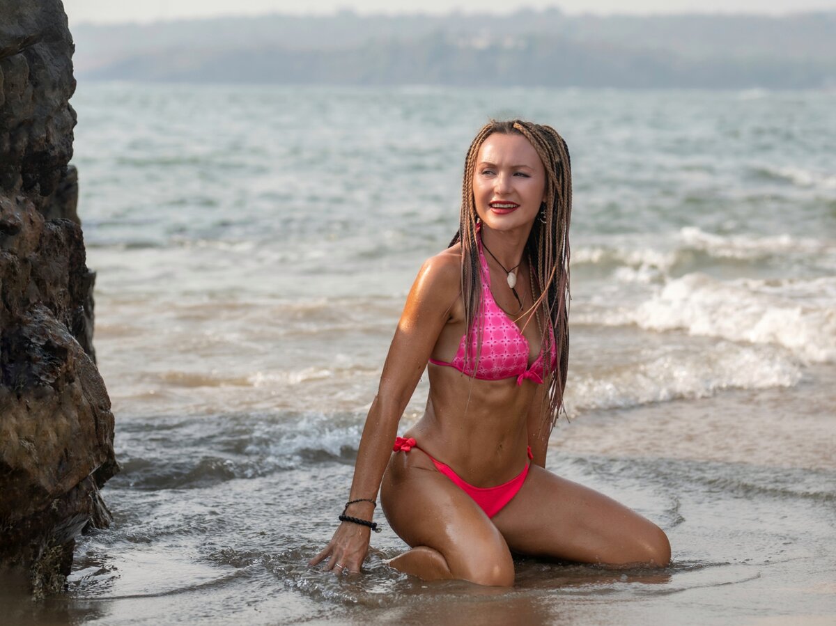 Меня зовут Катя, я уверена что наши тела выглядят ровно так, как мы живём