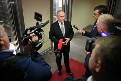    Президент РФ Владимир Путин отвечает журналистам на вопрос по зерновой сделке. ©Александр Казаков РИА Новости