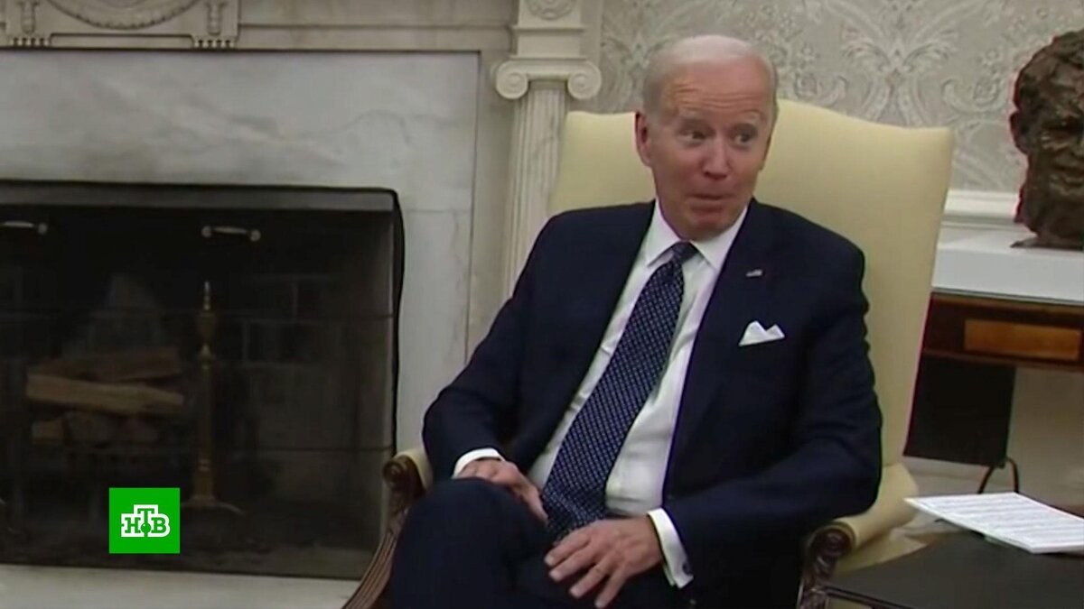    Байден быстро шевелил губами, передразнивая журналистов на    пресс-конференции