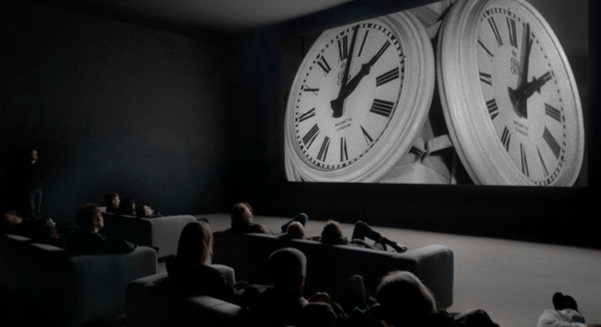 «Часы» — видео-арт Кристиана Марклея.  