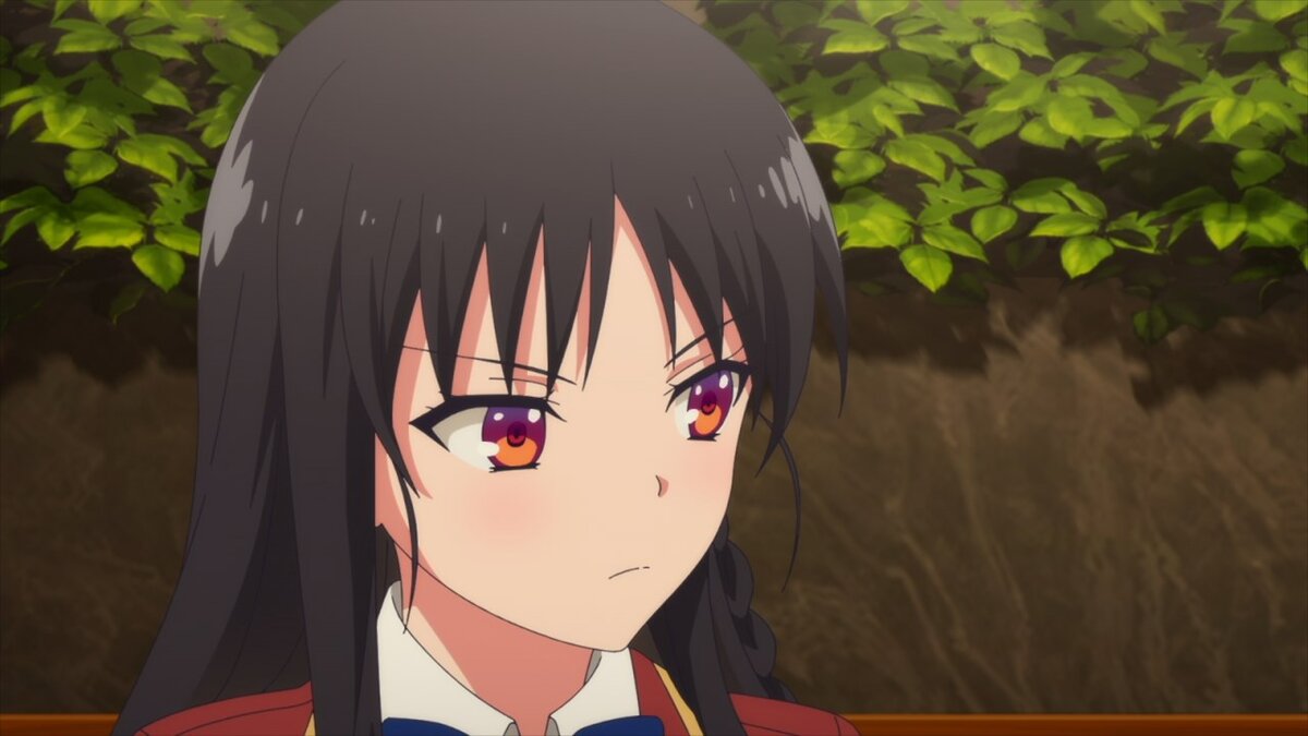 И я тут понимаю очень красивую Сузуне-тян, на фоне довольно красивых камней и листочков. Красиво-то красиво, но насколько разный стиль!