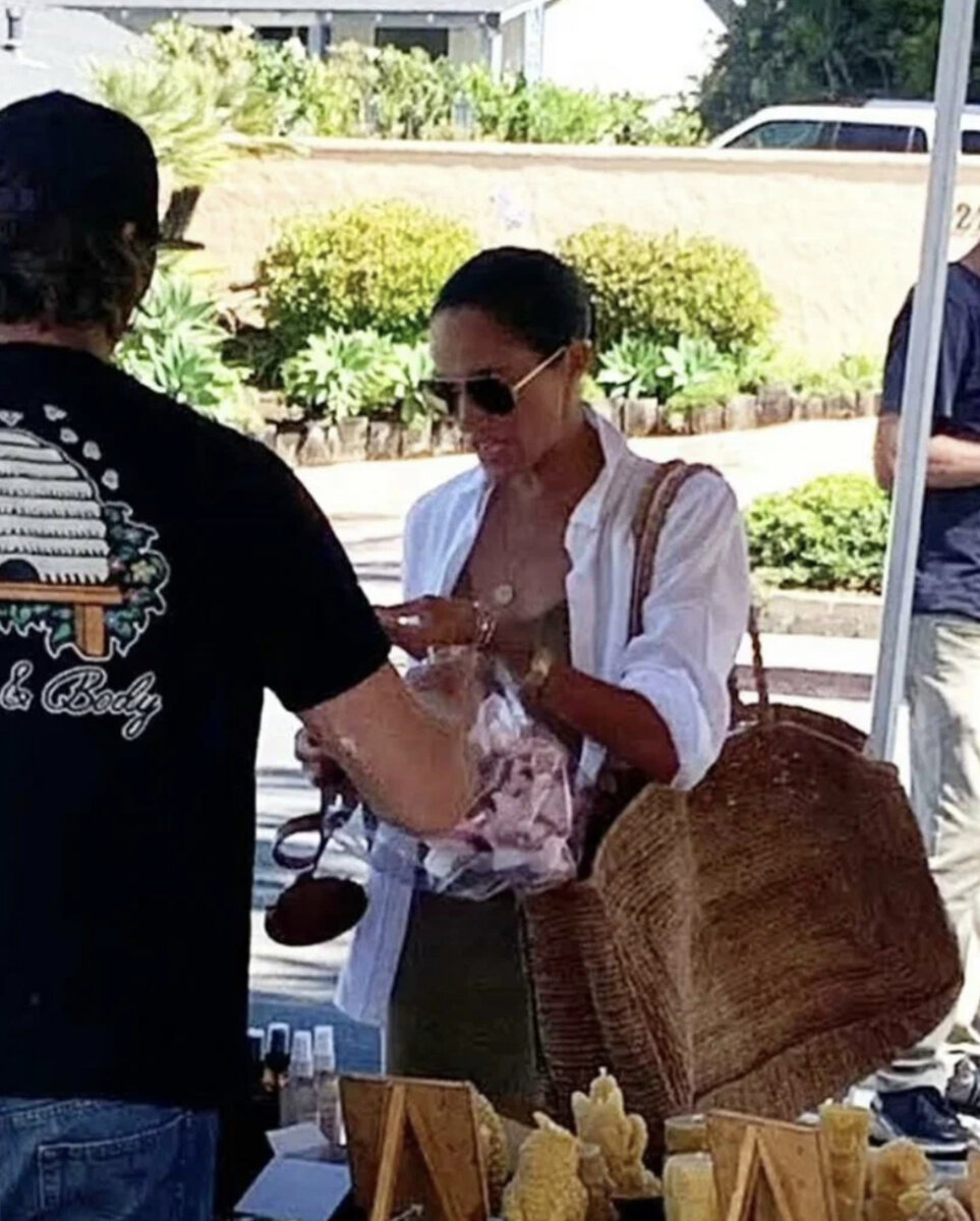 Меган Маркл покупает себе цветы на фермерском рынке