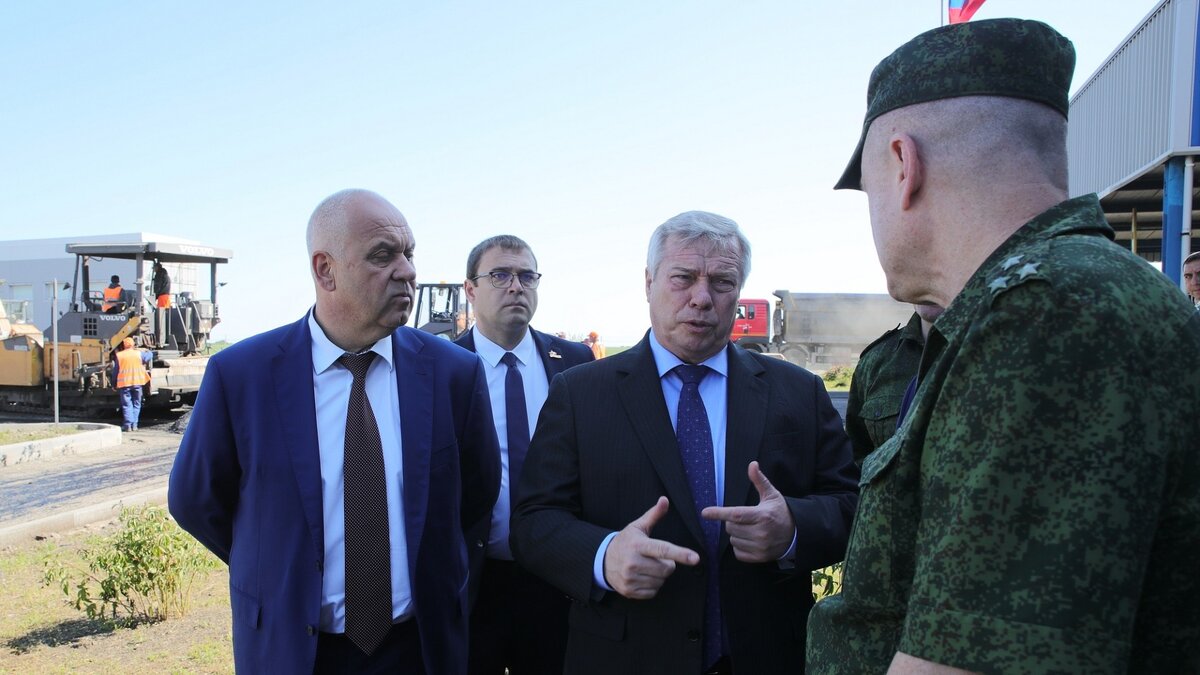     Послабления для ускоренного прохода на КПП в Ростовской области недопустимы. Наоборот, контроль нужно усиливать. В этом вопросе временные неудобства должны уступать задаче сохранения безопасности на наших территориях, сообщил RostovGazeta политолог Александр Сухарь.