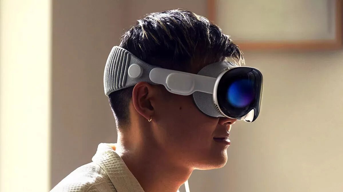 Вид сбоку на человека, работающего с Vision Pro