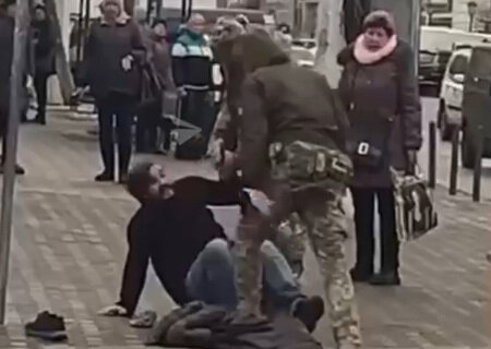    Украинские мужчины женятся на бабушках-инвалидах и матерях-одиночках, лишь бы не попасть в «гвардию наступления под землю»
