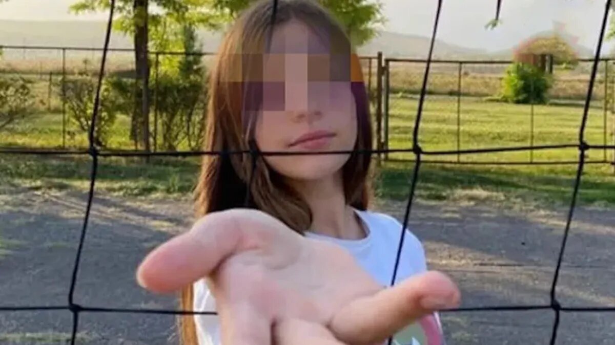 Девочка, потерявшая родителей в теракте. Фото: соцсети