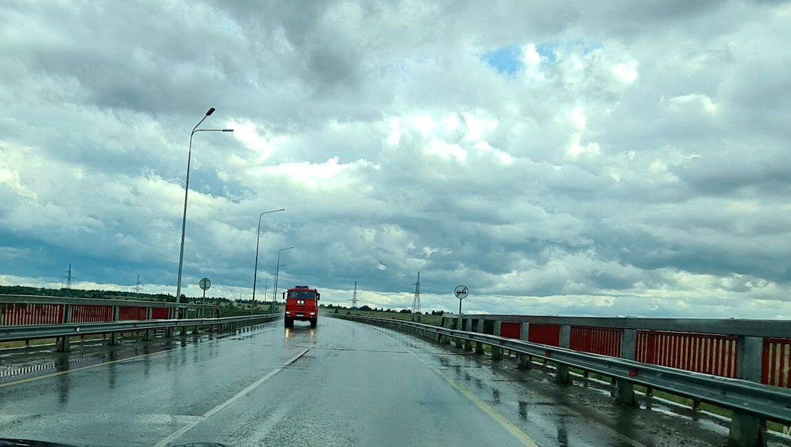     В Ижевске днем 18 июля прошли сильные грозы с ливнями. Потоками воды подтопило несколько улиц, на некоторых из-за порывов образовались «фонтаны». А в веранду детского сада ударила молния. Жители города поделились в соцсетях и с корреспондентом Udm-info видео, фото и рассказами о последствиях грозы.