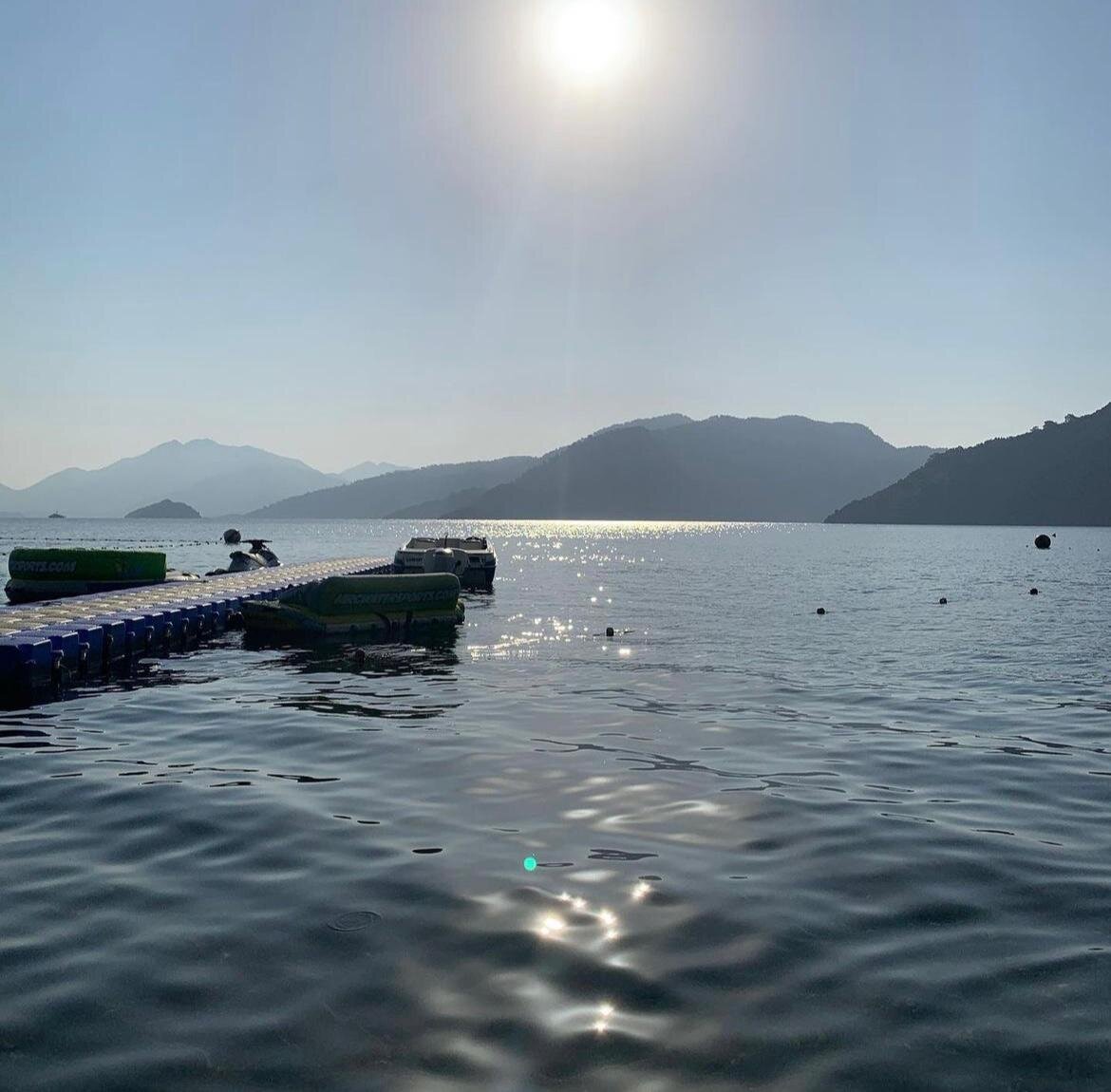 Вид с пляжа Marmaris Park Hotel на противоположный берег с горами © "Покажу Москву"