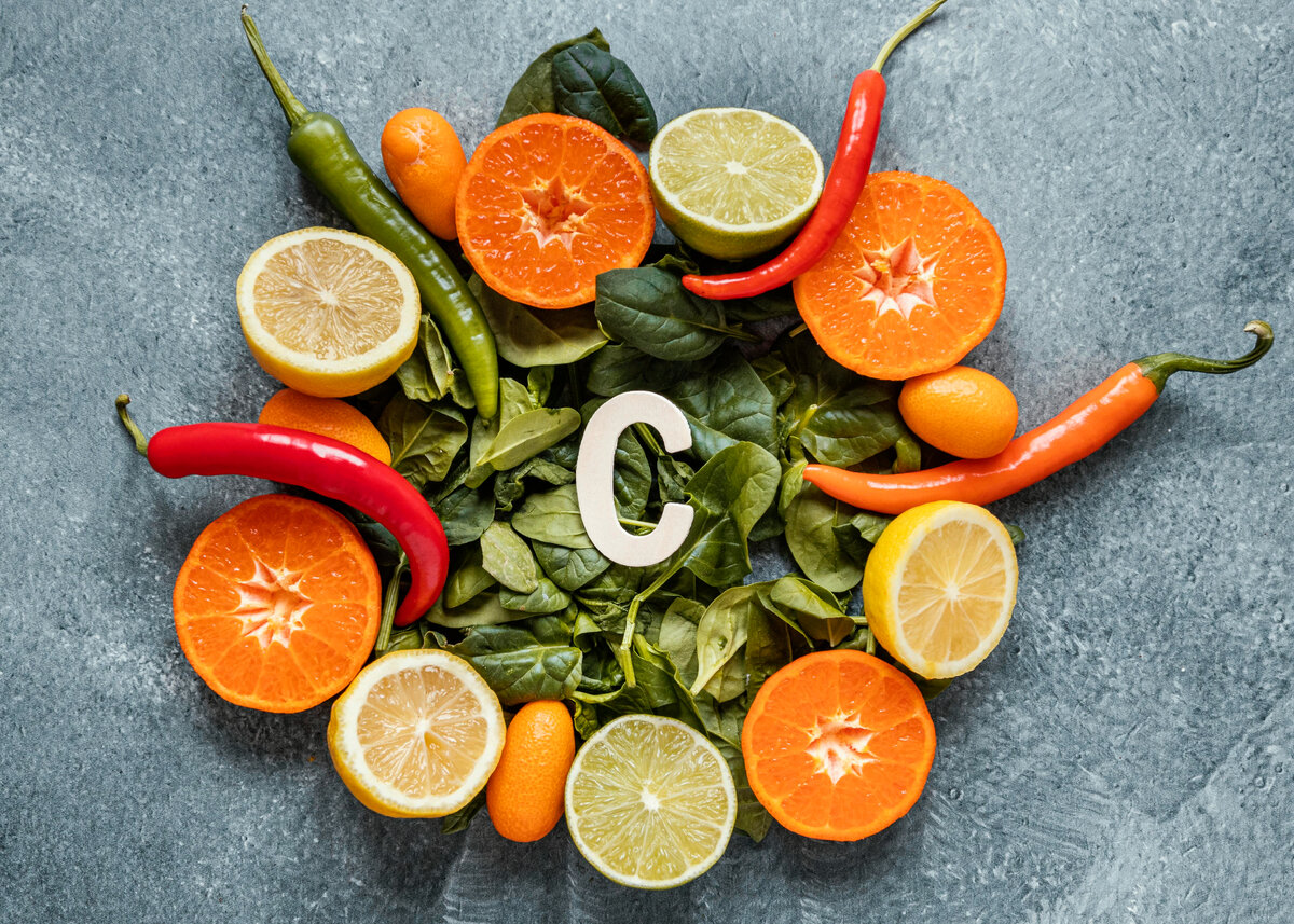 Изображение от <a href="https://ru.freepik.com/free-photo/top-view-assortment-of-healthy-food-for-immunity-boosting_13108461.htm#query=%D0%B2%D0%B8%D1%82%D0%B0%D0%BC%D0%B8%D0%BD%D1%8B%20%D1%81&position=24&from_view=search&track=ais">Freepik</a>