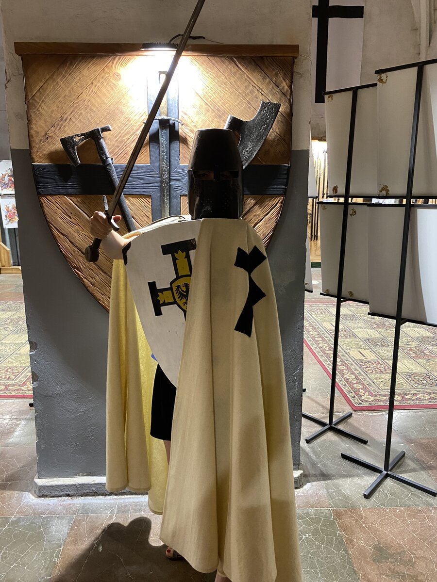 Тяжело быть рыцарем. Шлем давит))