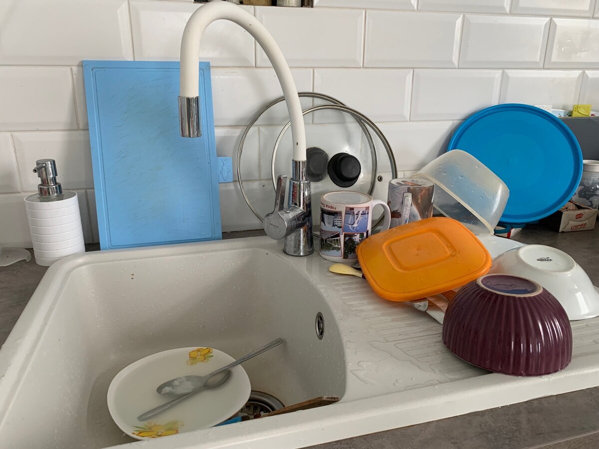 Почему не стоит доверять мужчине мыть посуду: важные аргументы