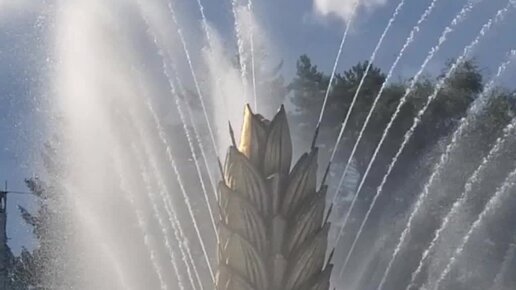 В каком году построили фонтан золотой колос. Фонтан колос на вднх. Золотой колос вднх. Золотой колос москва фонтан. В каком году построили фонтан золотой колос.