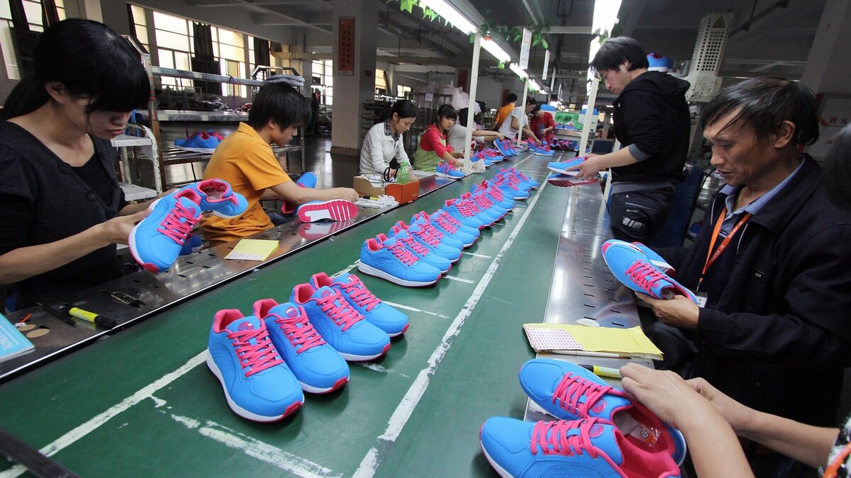Производство товаров китай. Легкая промышленность Китая. Китайский завод. Китайская фабрика обуви. Фабрика в Китае.