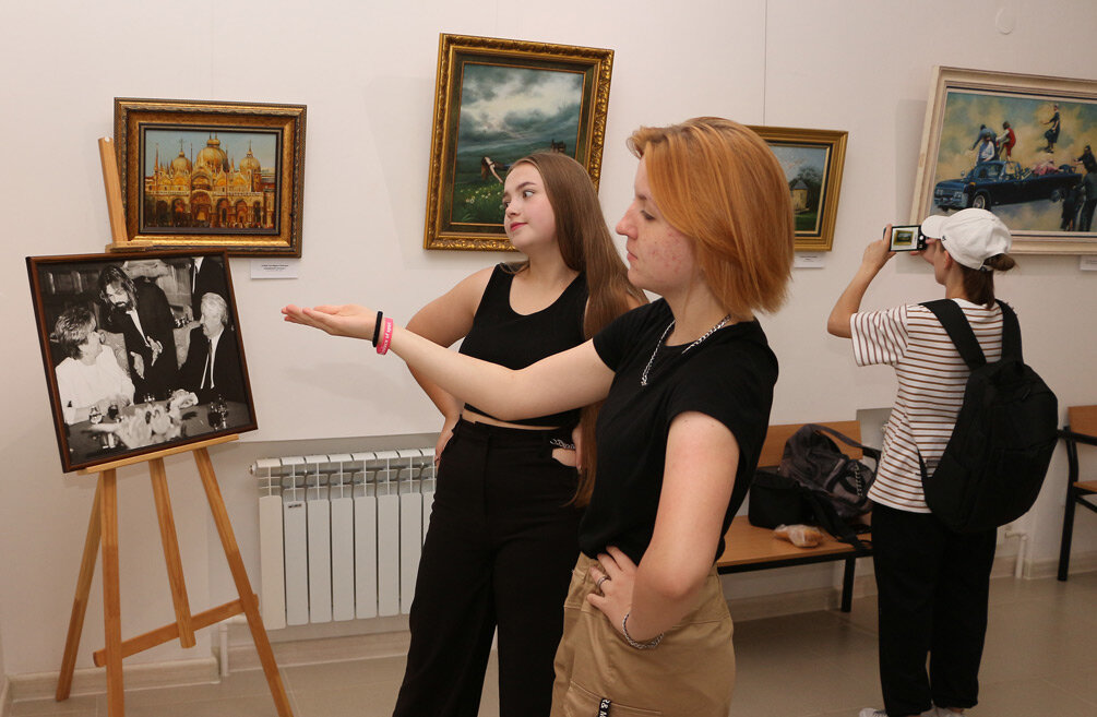 Выставка Никаса Сафронова вызывает у посетителей массу эмоций. Фото Светланы ОСЕЦКОЙ.