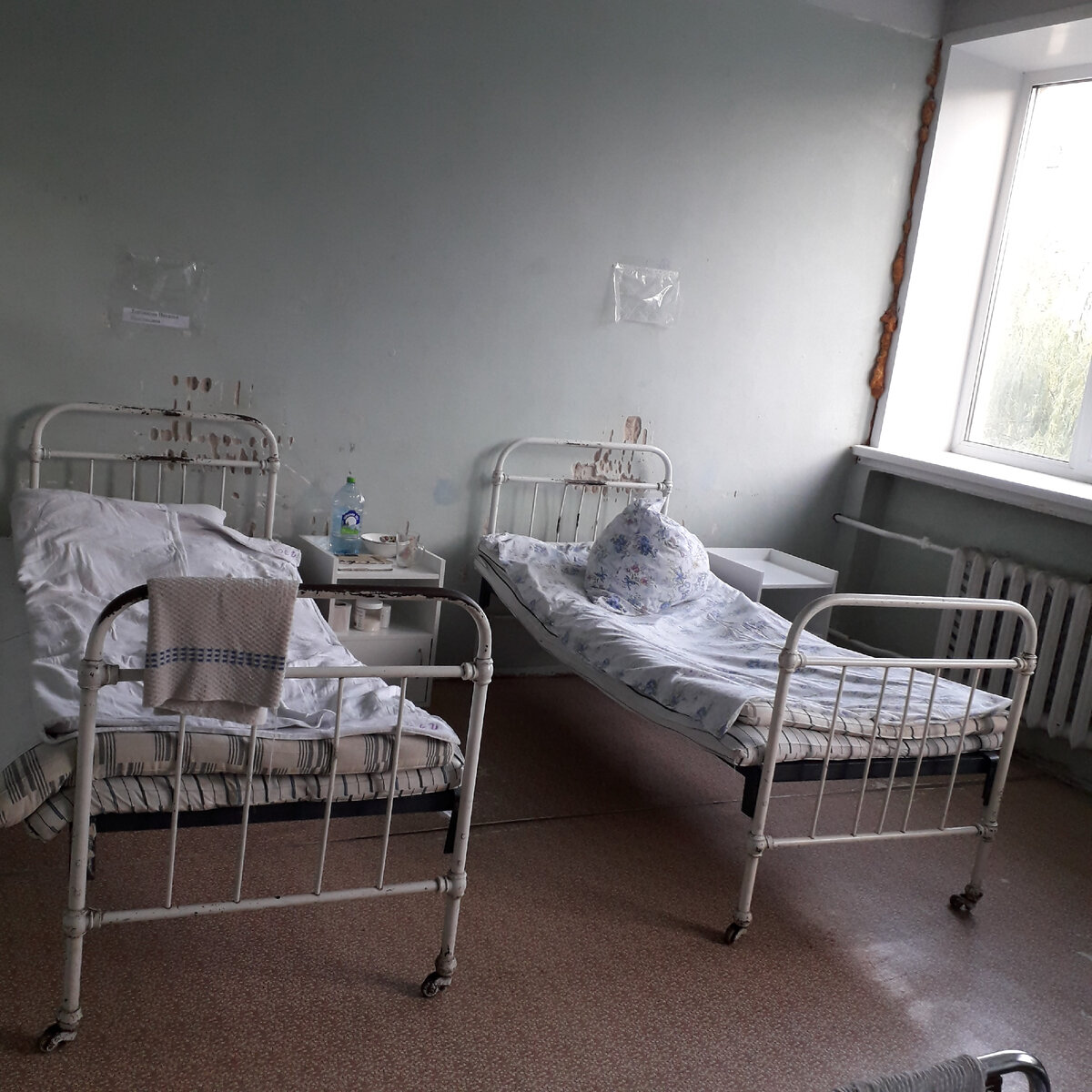 Фото автора. Кровать Наташи. Рядом кровать Гали, ее выписали на прошлой неделе.