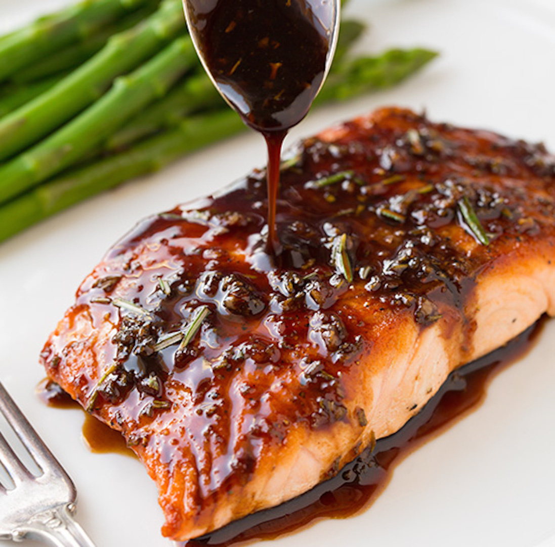 Лосось с глазурью из меда и соевым соусом 