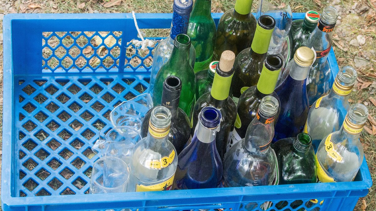     Пытавшийся украсть ящик водки из магазина житель Ессентуков спровоцировал драку с полицейскими, сообщает Telegram-канал Shot.