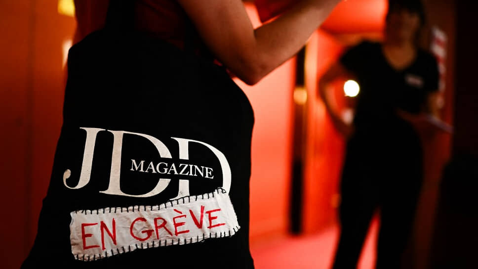 Фото: Christophe ARCHAMBAULT / AFP📷Участница акции в поддержку журналистов Journal du Dimanche (JDD)