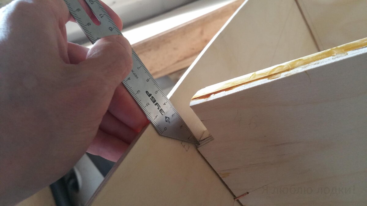 Размер от кромки борта до основания планширя 40 мм. Самого планширя нет, только прорезь для него