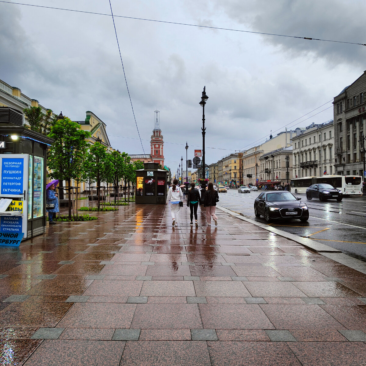 Лето Санкт-Петербург. Невский проспект в дождливую погоду