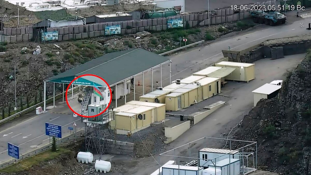 Незаконный азербайджанский КПП в Лачинском коридоре на мосту через реку Акари установлен буквально под носом лагеря (на фото вверху) российских миротворцев