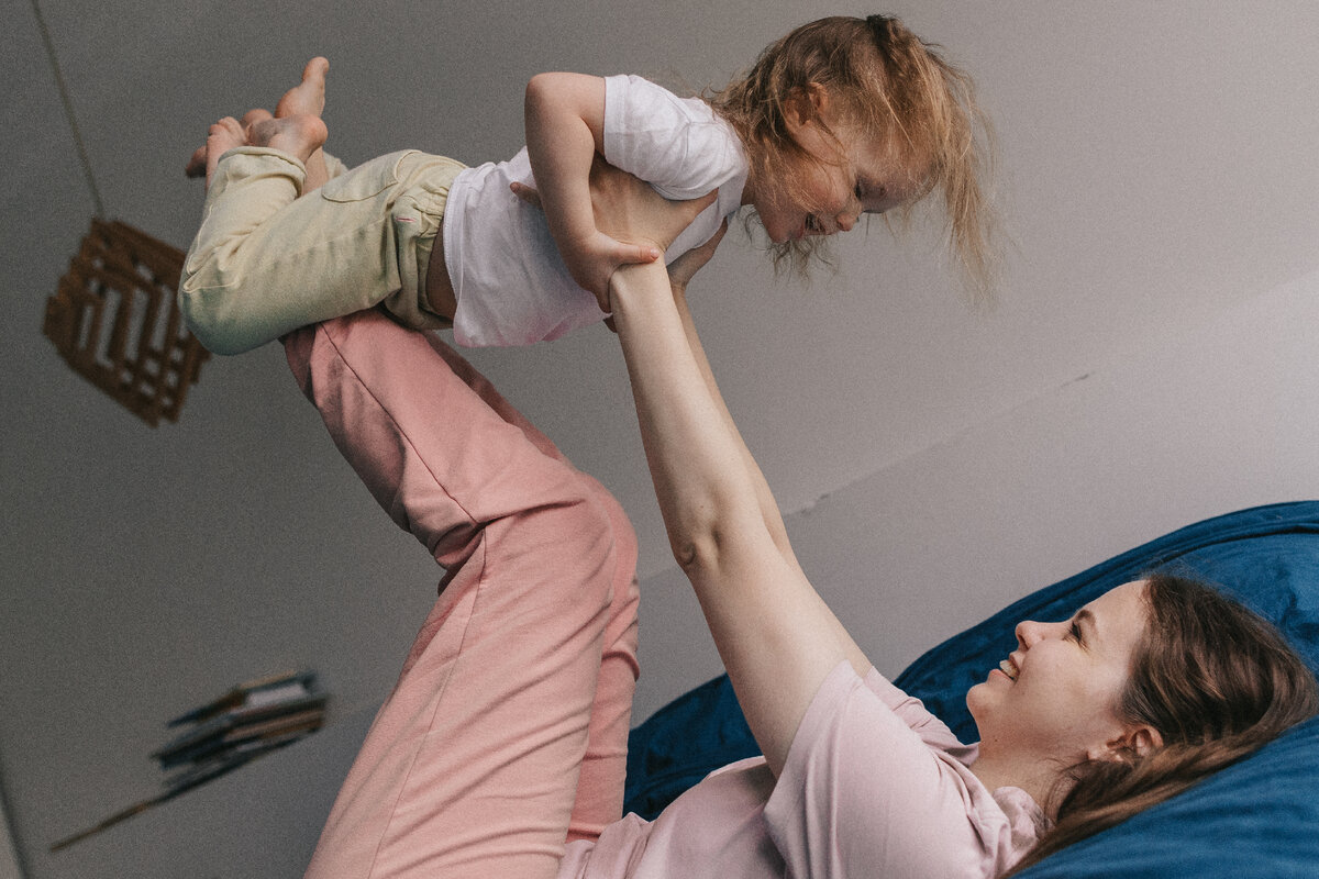 Старайтесь носить детей на руках и откладывать на пол, но не пользуйтесь часто удерживающими устройствами