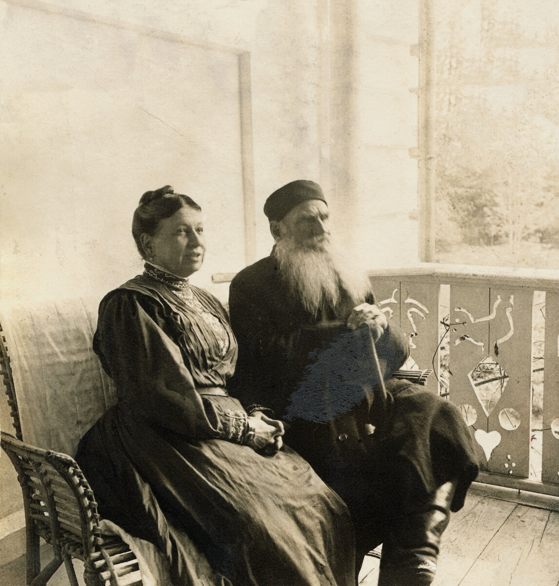 Толстой был женат. Толстой с женой в Ясной Поляне.