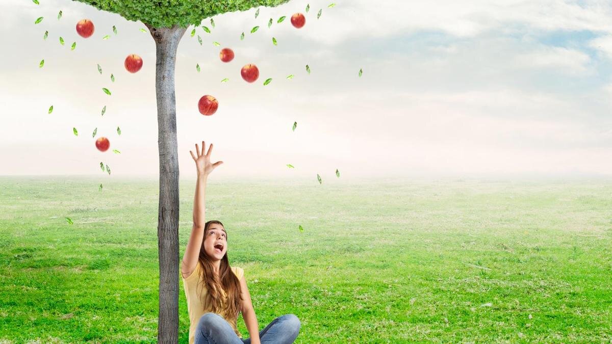    Девочка сидит под яблоней:Freepik