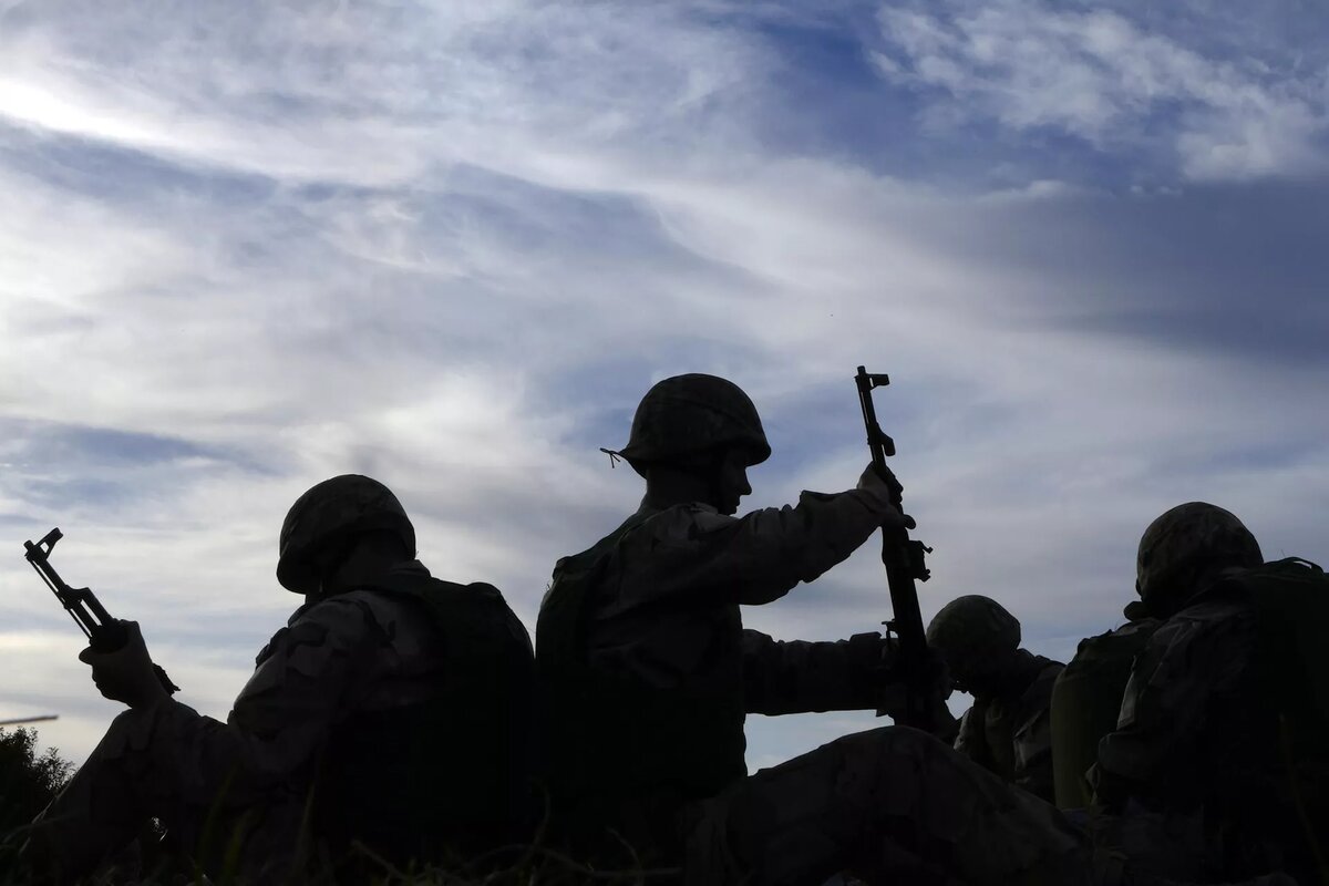Украинские военные во время тренировки на военной базе Вооруженных сил Великобритании. © AP Photo / Kirsty Wigglesworth 