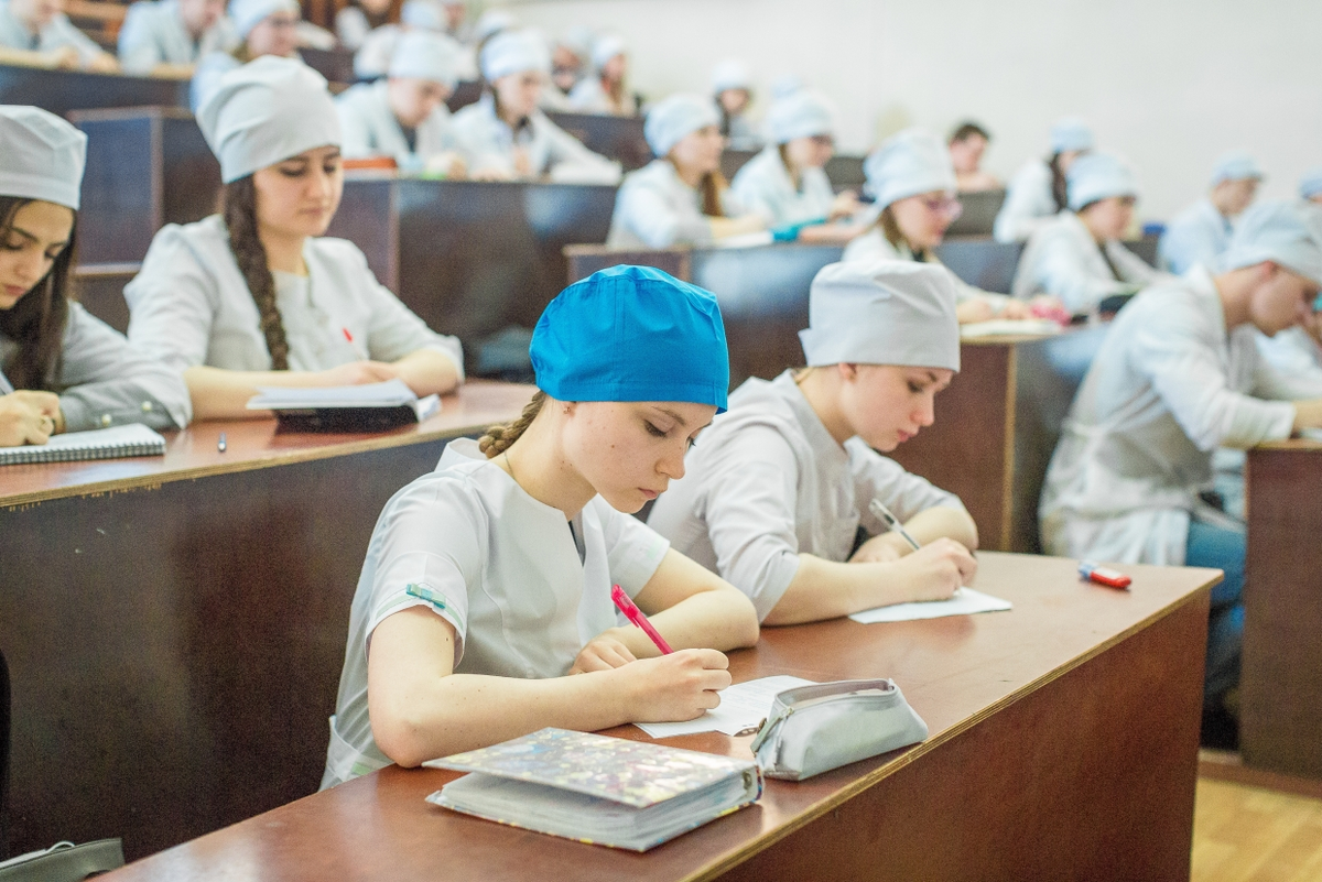 Подруги учатся в медицинском училище при изучении. Лекция в медицинском вузе. Студенты медики. Студенты мед вуза. Учеба в медицинском