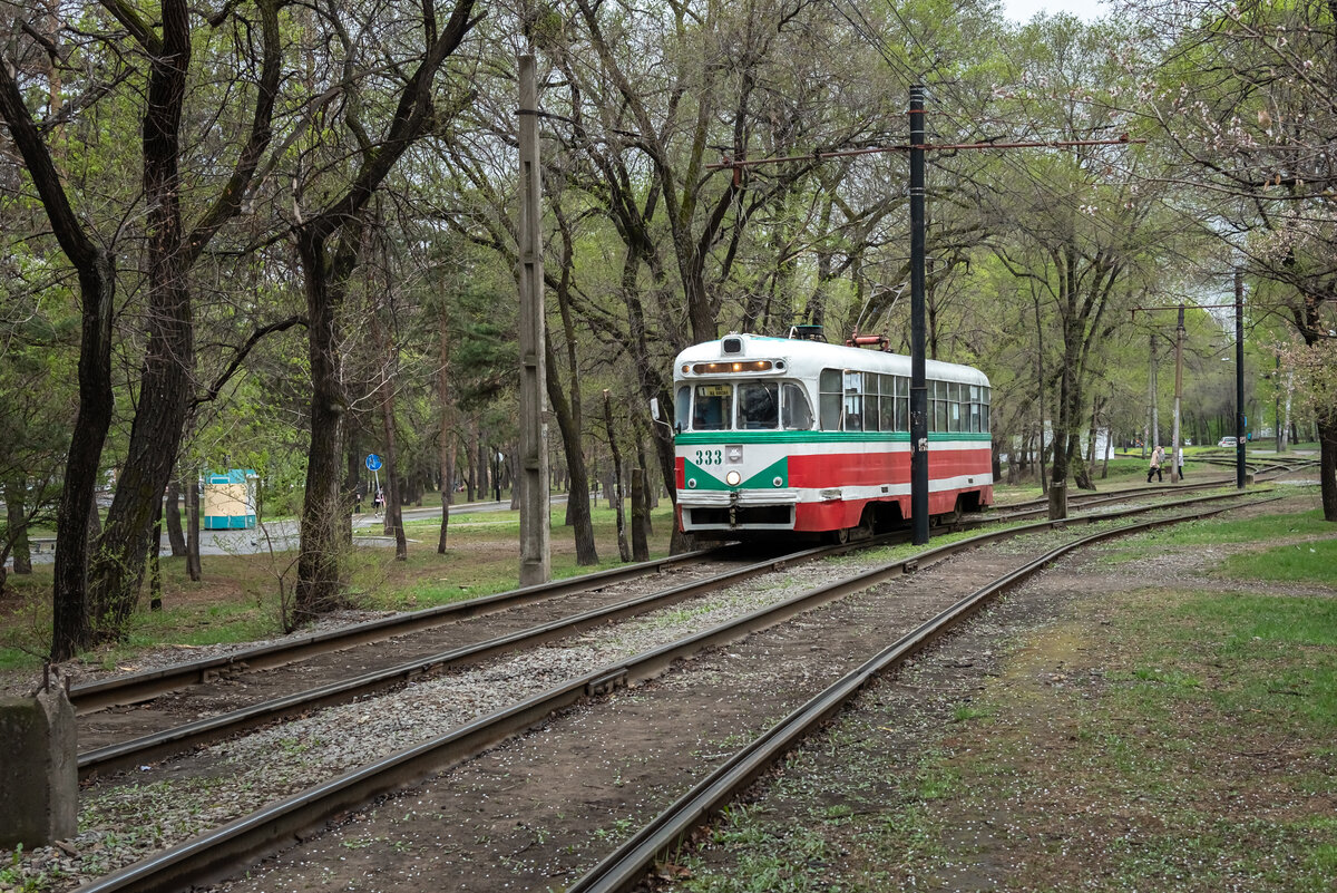 Хабаровские трамваи - это отдельная история. Иногда складывается ощущение, что по ним можно изучать историю рельсового транспорта с начала прошлого века - настолько они разнообразны. 