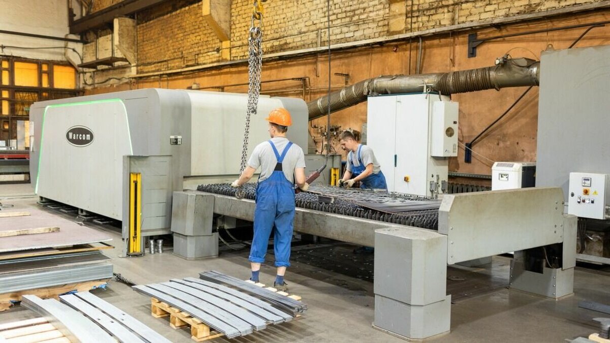     В РФ рекордно низкий уровень безработицы – 3,6%. По данным «Новых известий», экономисты предупреждают: дефицит «технарей» может стать серьезной угрозой для России.