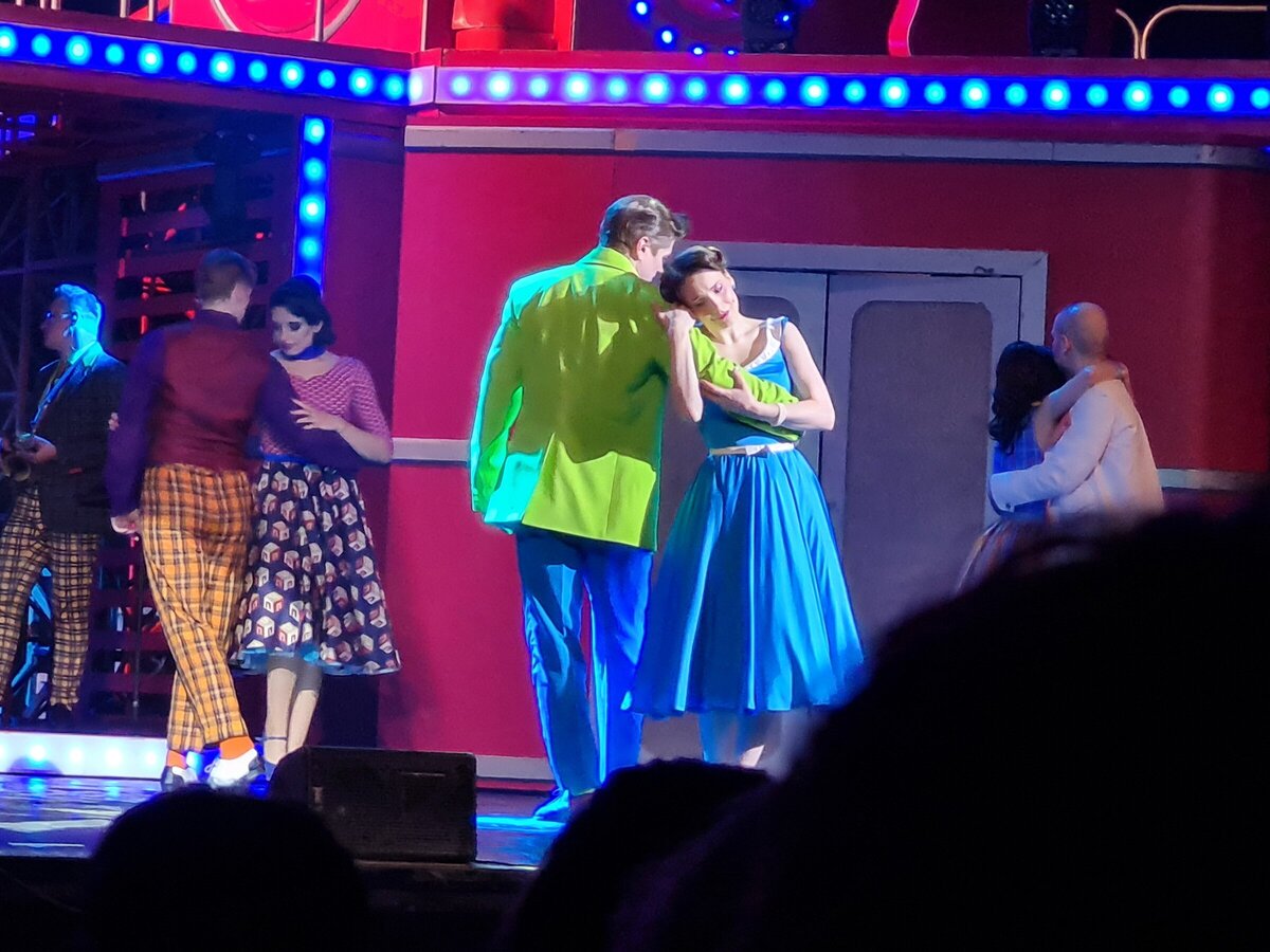 Женщина в Питере сходила на спектакль, где высмеивали советскую ...