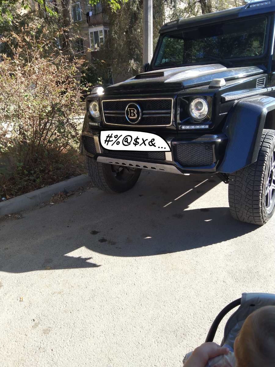 Вспомнил что фотографировал такой офигенный гелик. 4x4 G65 Brabus. Очень дорогой, большой, красивый и некомфортный транспорт. Выглядит дерзко, понтовые номера, которые я конечно скрыл. Прикольная тачка, я бы на такой покатался но не покупал. Напишете в комментах нравится вам этот гелик или нет. 