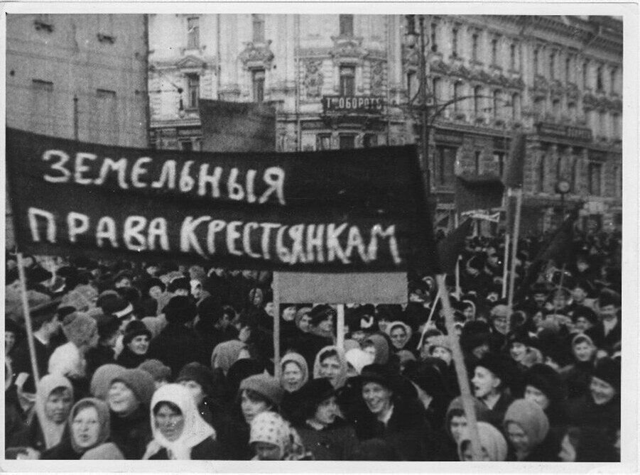 Демонстрация петроградских работниц 23 февраля (8 марта) 1917 года. МАММ/МДФ