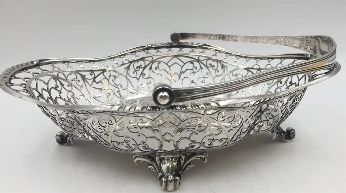 Marcus & Co Корзина для фруктов из стерлингового серебра с цветочным орнаментом.