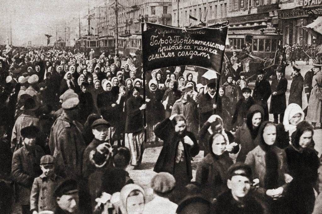    Женская манифестация на улицах Петрограда 23 февраля (8 марта) 1917 года